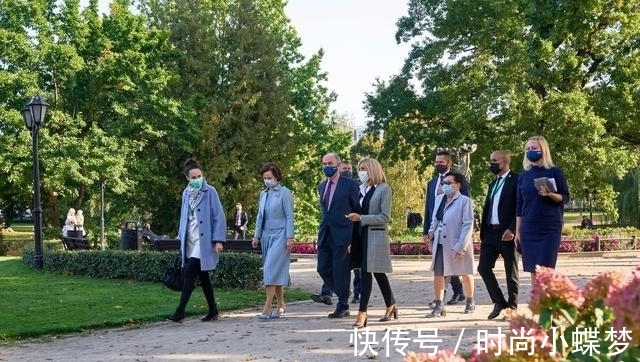 布丽吉特|法第一夫人终于换发型了!穿黑丝袜配高跟鞋,马克龙笑得合不拢嘴