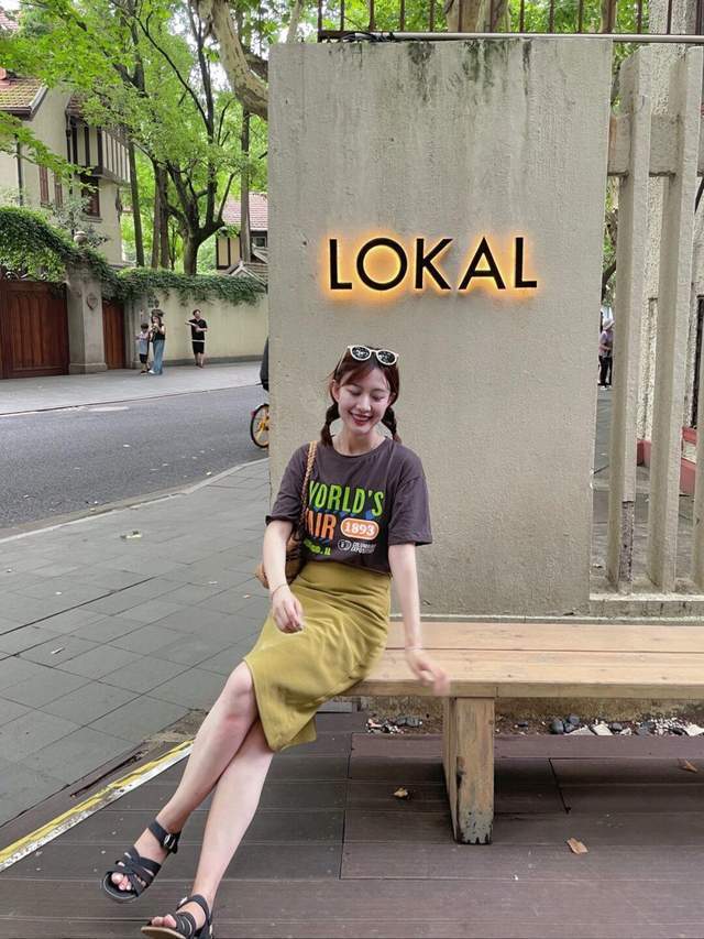 牛仔裤|想要搭配出氛围感其实很简单,条纹衫配牛仔裤简约利落,高级时髦