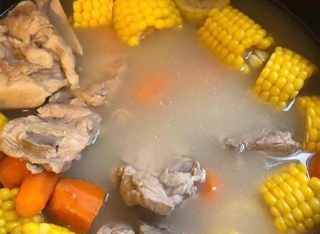 不论炖什么骨头汤，不要直接加水炖，多加这一步，汤汁浓白似牛奶