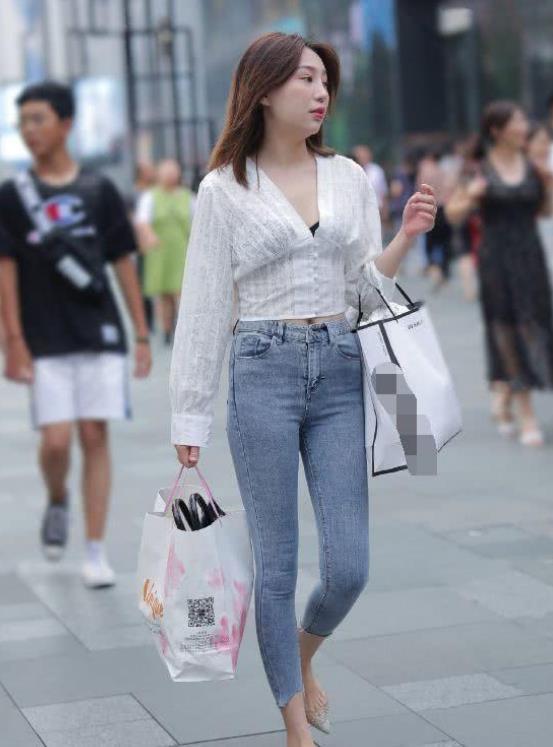 街拍：瑰姿艳逸的小姐姐，衬衫配黑色纱裙，时尚优雅