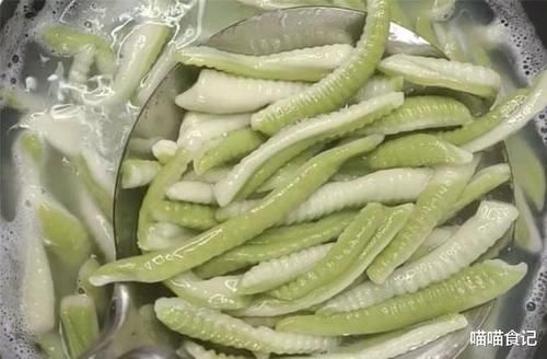 春季，吃面条不如吃它，上锅煮熟，加料汁一拌，爽滑筋道，特好吃