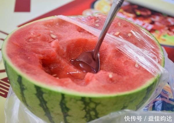 夏天|腸胃不好的人,夏天要少吃這3種水果,不然胃病發(fā)作,那就麻煩了