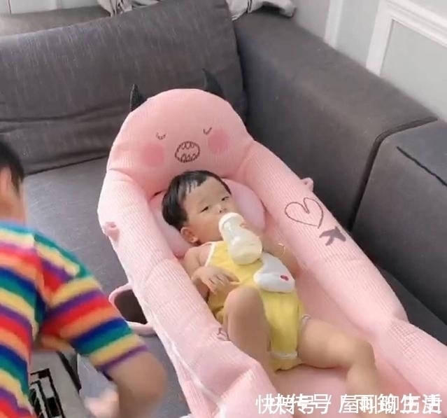 弟弟|谁还不是个宝宝了?趁宝妈不注意,哥哥偷偷“试用”弟弟襁褓