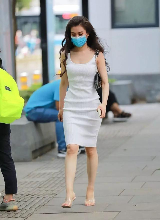 路人|路人街拍,牛仔裤搭配卡其色背心,充满运动活力范