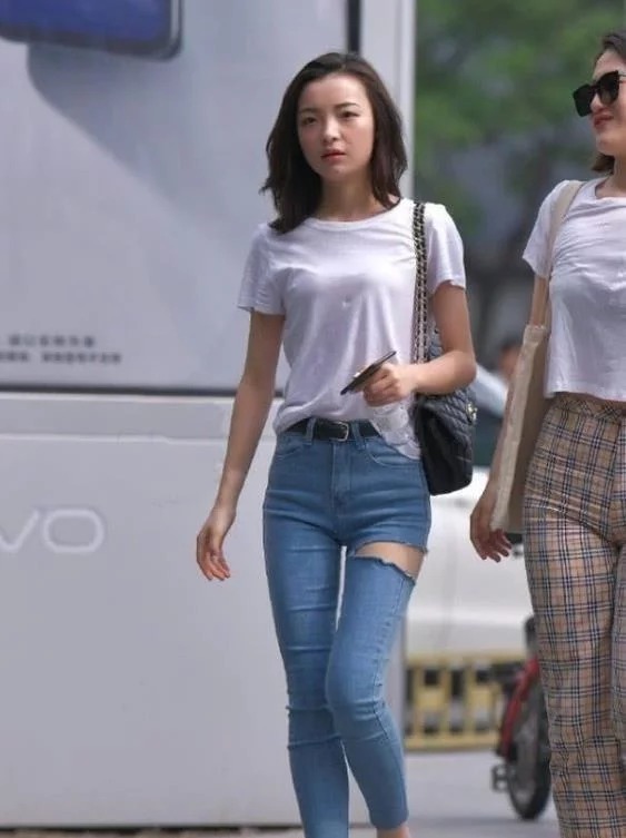 美女|街拍:语笑嫣然的美女,白色上衣配牛仔短裙,笑容甜美可爱