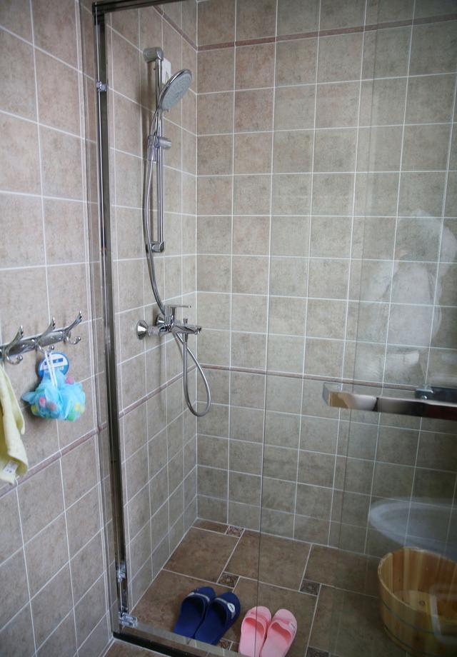 客厅|终于搬新家啦,阳台和客厅看着好漂亮,邻居提水果来请教,真羡慕