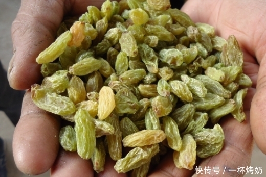 葡萄干和它泡水喝,每天睡前1杯,睡眠好了,气血足了,手脚不凉