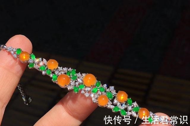 中国风 这个季节的色彩用首饰来表达,将珠宝佩戴在身,彰显浓浓的中国风!