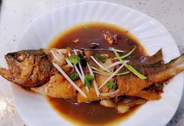 煎鱼|煎鱼时,别直接下锅煎,学会这1招,鱼不粘锅不破皮,营养不流失