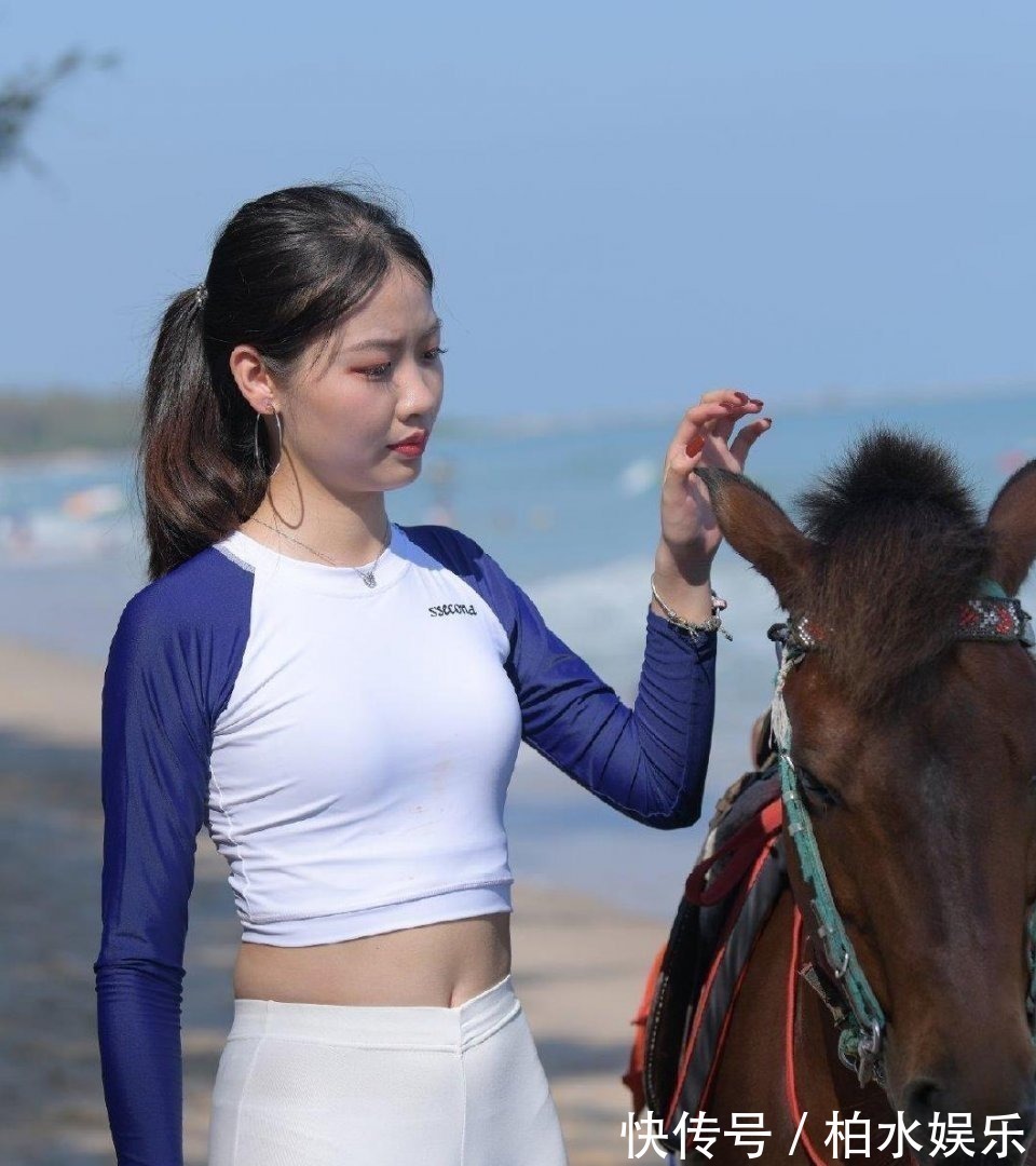 短裤 白白净净的微胖小姐姐,领她回家绝对有面子,全家看了估计都喜欢