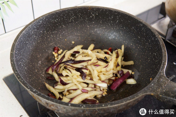 清炒茄子|日常三餐 篇三十二:炒茄子时,记住“1腌2捏”,茄子不吸油不发黑,鲜香软嫩,好吃