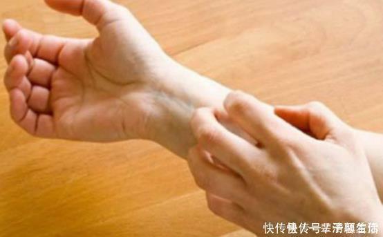 胆汁|肝不好,身体有4个信号,这1“酸”若你爱吃,肝会更加鲜活红润