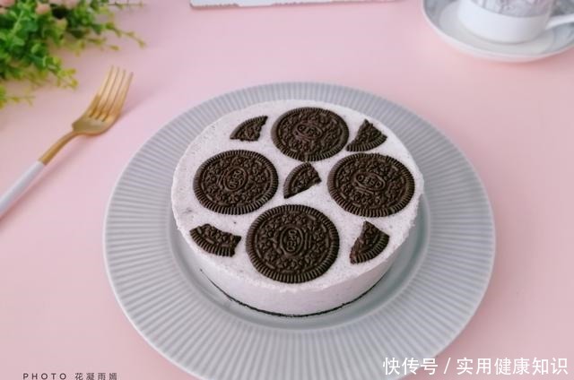 夏天不用烤箱也能做蛋糕,1搅1拌就完成,入口即化,孩子超爱吃