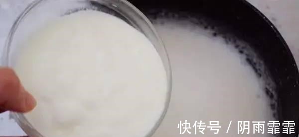 酸奶草莓冻这样做！简单4步不蒸不烤，一个奶锅就能做！