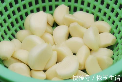 腌腊八蒜，别只会放醋，多加1个技巧，2天就变绿，香又脆还解腻