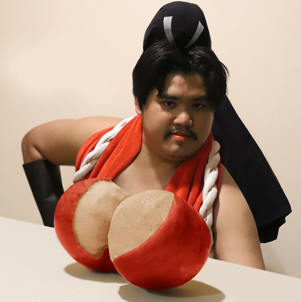 黄金圣斗士也难逃泰国小哥的COS,史上第一件“香蕉味”圣衣诞生