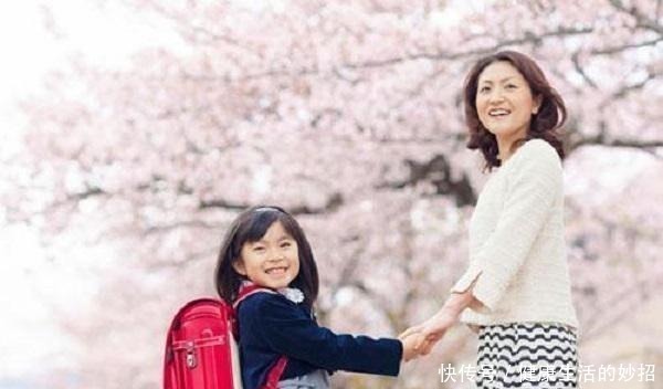 人际交往|接孩子放学时，父母三种行为少做，已悄悄伤害了孩子你却不知道！
