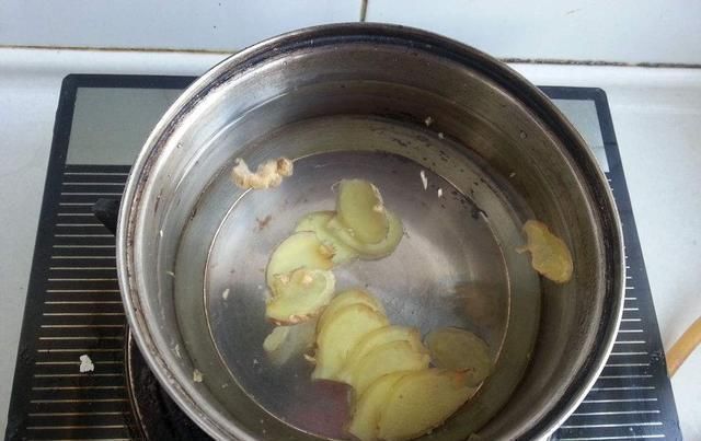 生姜和它一起煮,坚持每天喝一次,排出宿便,气色红润,腰更细了