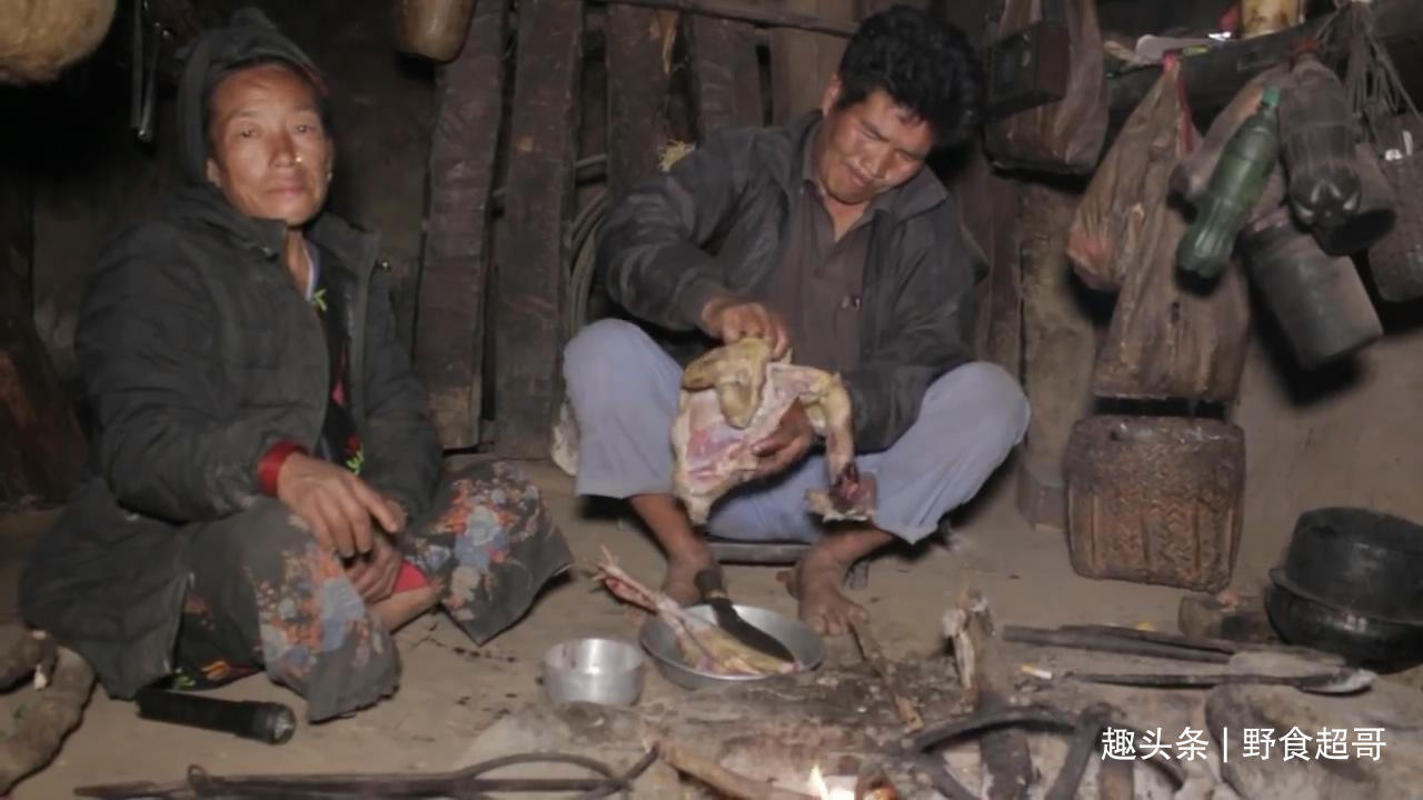 尼泊尔山区穷家吃鸡肉,打着手电筒炒菜,鸡肠不洗直接挤掉鸡粪