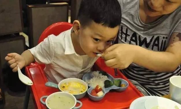 家长们|儿科医生这些都是“伤娃”食物,告诉身边的家长,别再给娃吃了