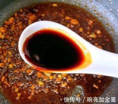 浇汁豆腐|香辣浇汁豆腐,外脆里嫩,酱香浓郁!