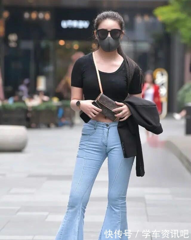 搭配 牛仔打底裤搭配时尚黑色上衣，穿搭利器，显得不那么平平无奇！