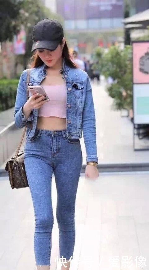 街拍美女:小姐姐发型是螺旋卷发,集一身牛仔走路带风!