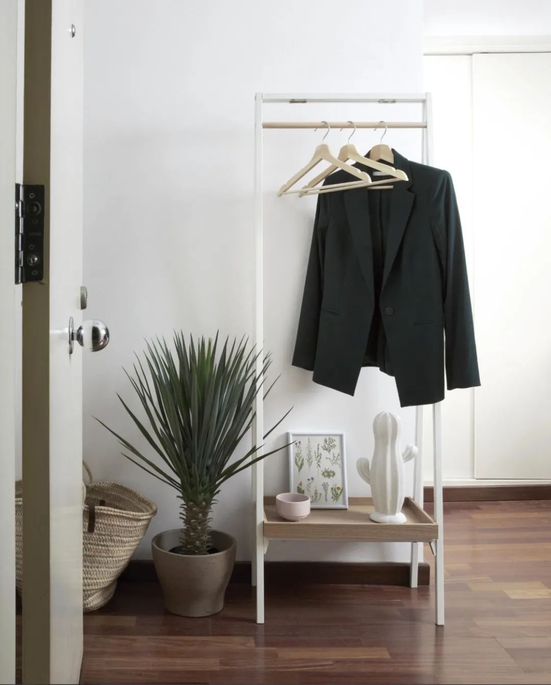 衣架|睡觉前、进门后脱下来的衣服放哪好别傻傻放沙发上了……