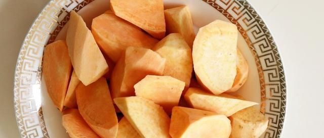 女人过了45岁，多吃这种碱性食物，2元一斤，帮你安稳度过更年期