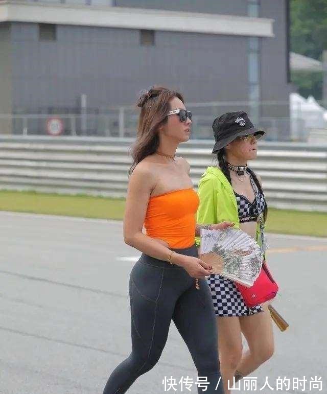 美女 “宽胯”的瑜伽裤美女,着装就要选择时髦一点的,有点新奇!