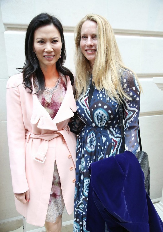 邓文迪的气质与众不同，穿一件粉色带内搭连衣裙，非常高级洋气