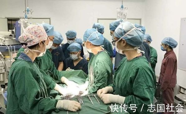 双胞胎|女子生下双胞胎,护士正要报喜,医生急忙阻止,让护士别吭声