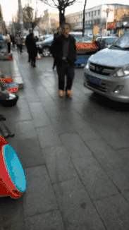 |搞笑GIF：坐地铁时对面坐着一位漂亮的外国妹子，我要搭讪吗