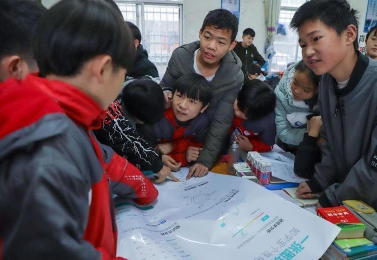 孩子|宝宝出现3种“怪异”行为,家长偷着乐吧,孩子智商低不了