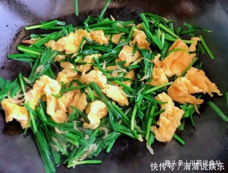 炒鸡蛋|韭菜炒鸡蛋时,别直接就下锅炒,大厨教我1招,韭菜翠绿不出水