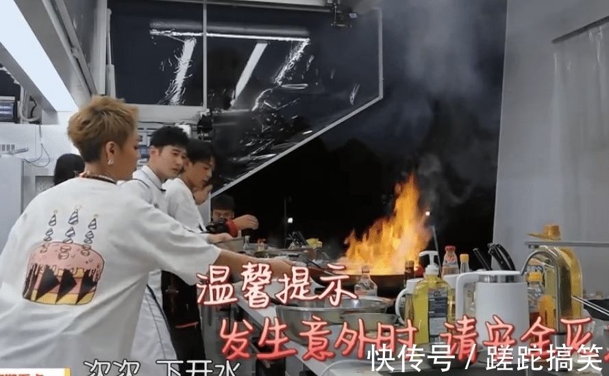 五个嘉宾都不会做菜,客人吃到生米线,难怪《中餐厅5》评分暴跌