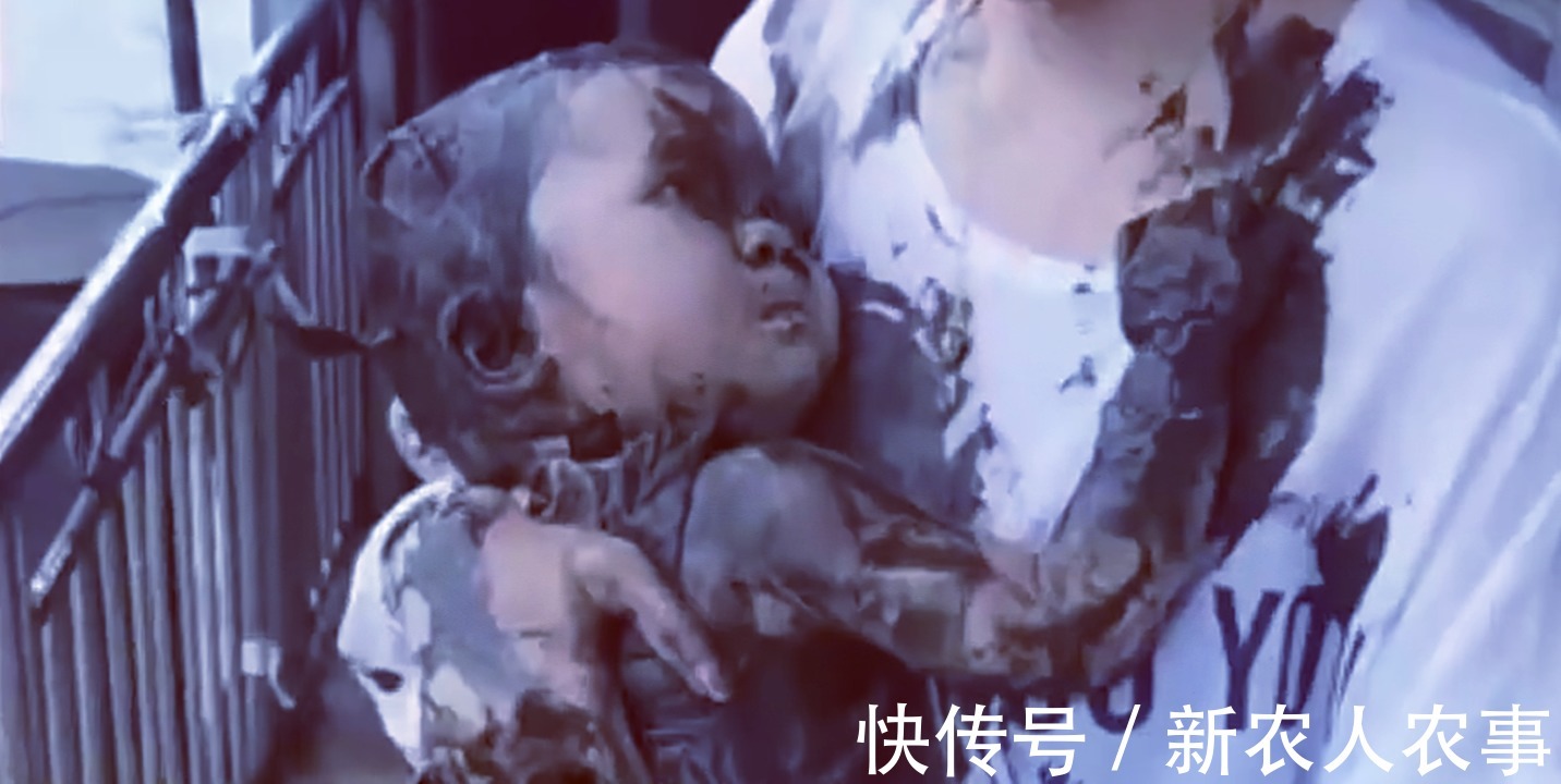 四川|四川一萌娃闹出了笑话,掉进泥潭秒变泥人,爸爸的反应亮了