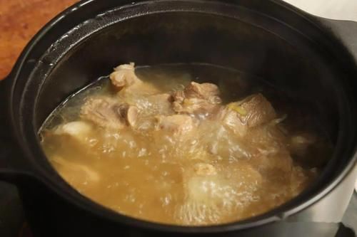 炖排骨时，有人先焯水有人直接炖，其实炖排骨不能直接炖，都不对，每天教你学做饭