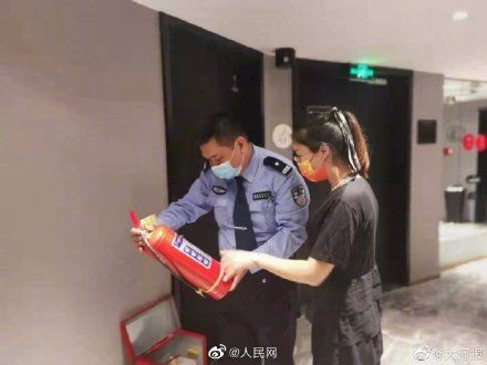 歹徒|痛心！曾勇斗持刀歹徒民警倒在工作岗位