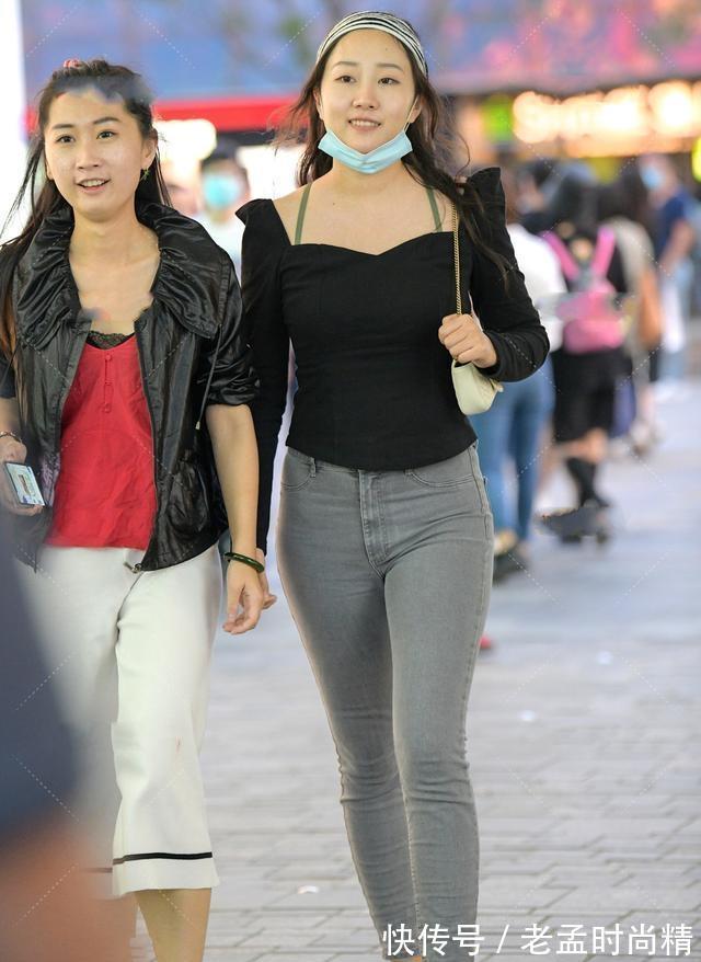 吊带裤 黑色露背长袖搭配灰色九分打底裤,整体低调沉稳,气质干净素雅