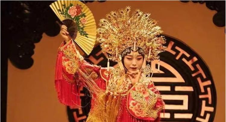  情景|李玉刚称赞唱《游山恋》的小学生，并表示想到自己小时候唱歌的情景