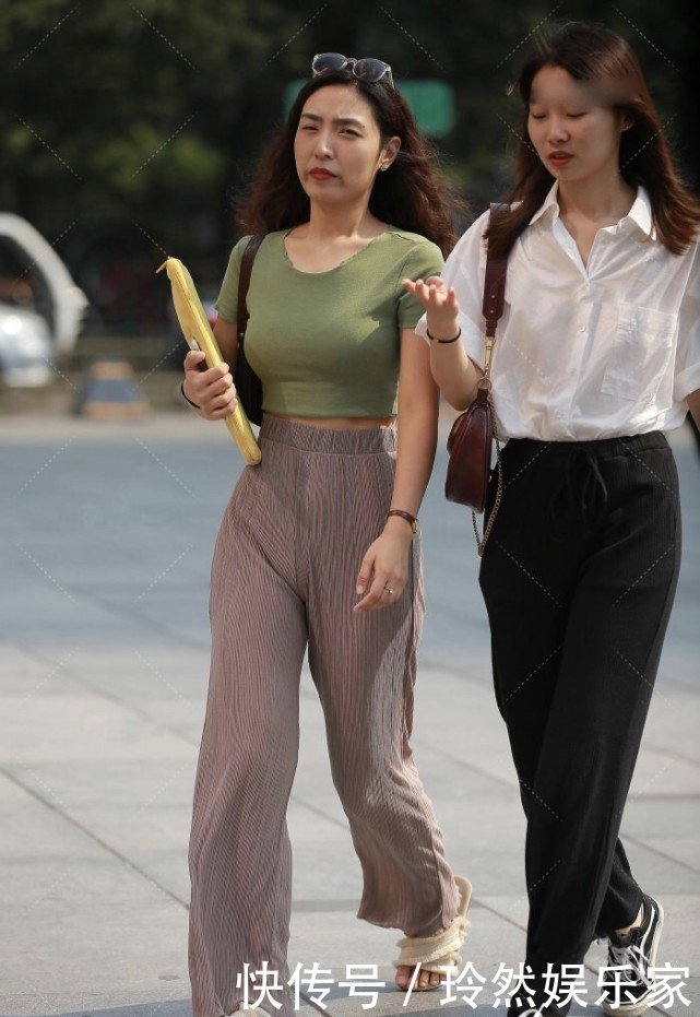 靓妹在衣摆处截一半，正好露出裤腰线，突显大长腿彰显时髦气质