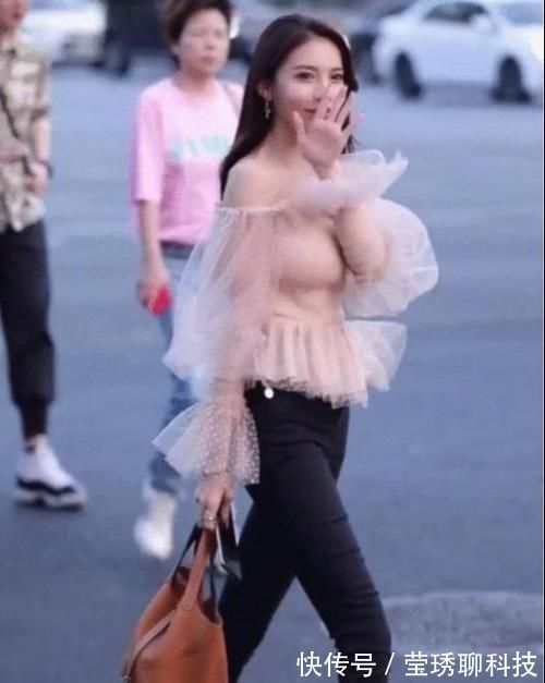 上衣 一字肩花边上衣搭配小黑裤,仙气十足,性感又不失可爱