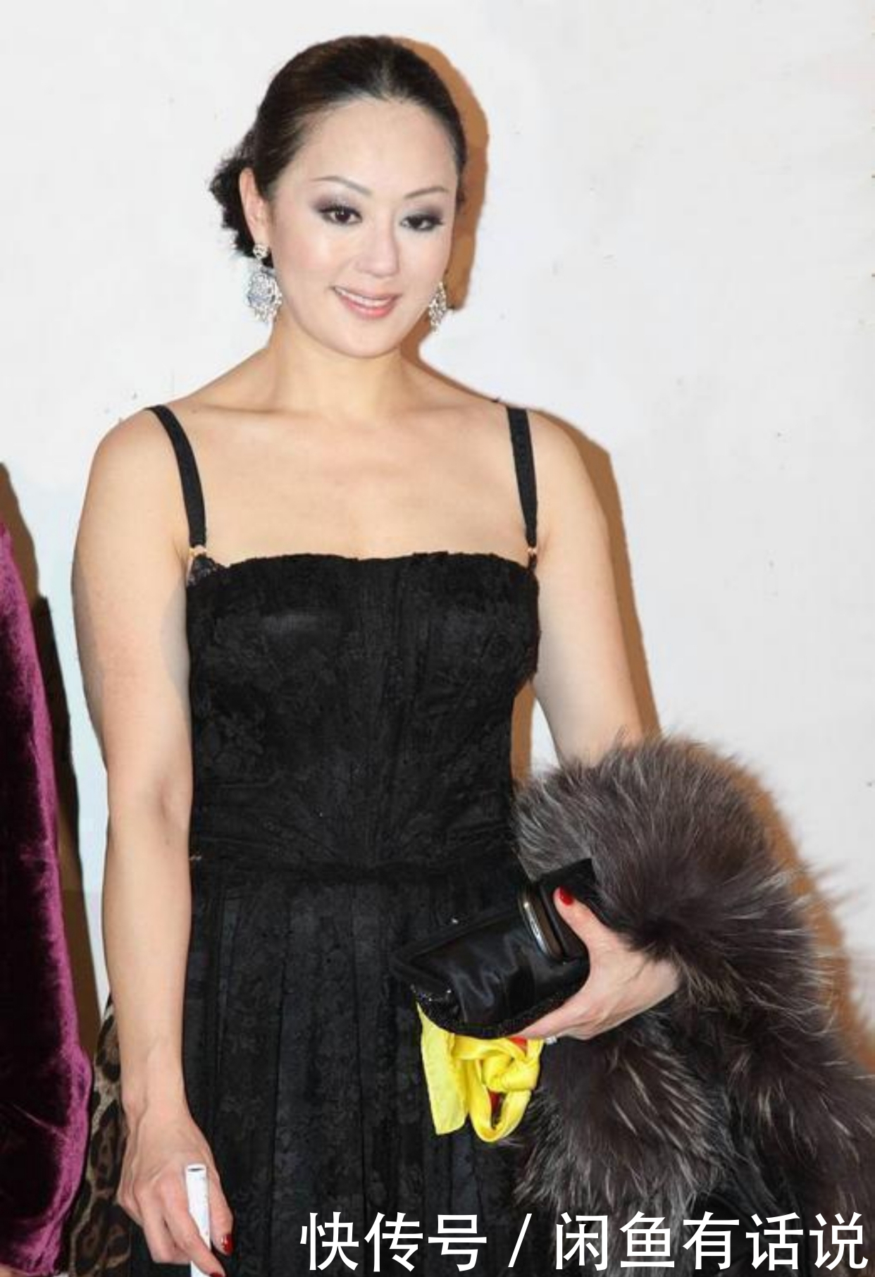 穿搭|章小蕙虽然身材微胖,穿蕾丝吊带裙却很显气质,一张旺夫脸最抢镜