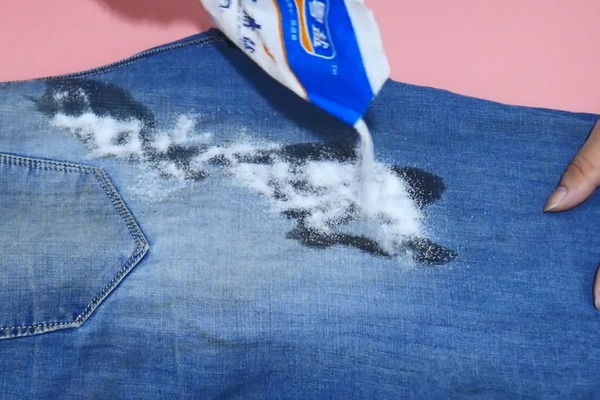 土豆加食盐在裤子上擦一擦,好多人不知道有啥用,学会受用一生!