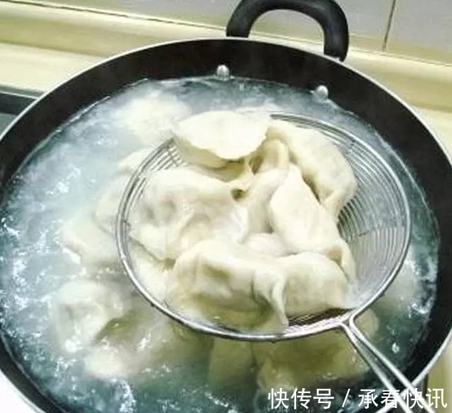 饺子|饺子包好,最忌直接放冰箱冻!做好2步,饺子不粘连,煮时不破皮
