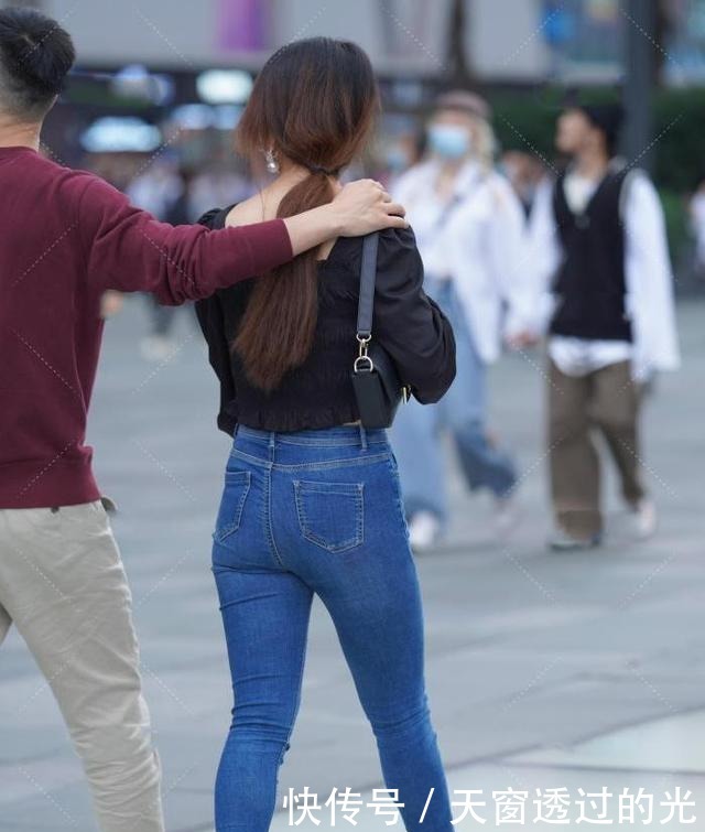 短衫|黑色木耳边短衫搭配蓝色牛仔裤，优雅端庄，又不失清新活泼