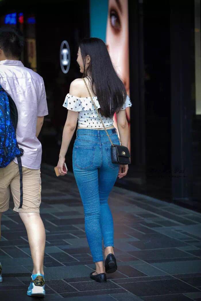 街拍小姐姐颜值不算高,一字肩牛仔裤穿搭也很迷人