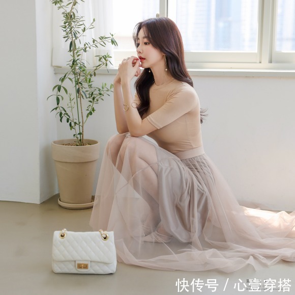 爱丽舍|女神孙允珠高清时尚搭配:爱丽舍珍珠娇杏细螺纹雪纺裙