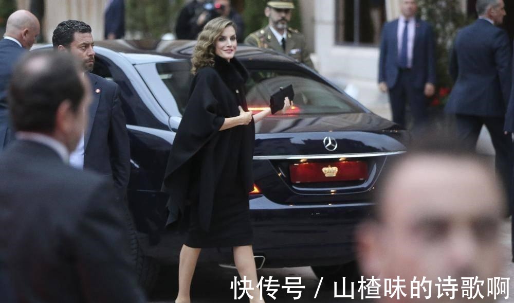 王后|西班牙王后一袭吊带紧身裙尽显“纸片腰”, 配迷人小卷发魅力爆棚!